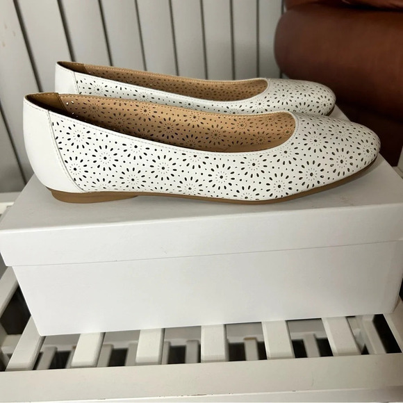 Mootsies Tootsies Shoes - Mootsies Tootsies White Perforated Flats, Size 39.5, New Without Box